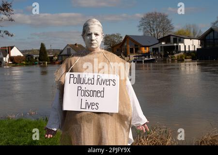 Little Marlow, Buckinghamshire, Großbritannien. XR Penitents hat heute in Buckinghamshire vor der Themse gegen das Wasser der Themse protestiert und gegen die Abwasserentsorgung der Themse protestiert. Die Geisterfiguren der Penitents gingen von den Abwasserwerken zur Themse und trugen Sündenplakate, um die Öffentlichkeit für Abwasserableitungen zu sensibilisieren. Umweltministerin Thérèse Coffey hat angekündigt, dass Wasserunternehmen unbegrenzte Geldstrafen für verschmutzende Flüsse erhalten werden, doch viele Umweltschützer sind der Meinung, dass dies nicht weit genug geht und dass der Rückzug erfolgt Stockfoto