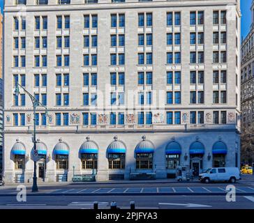 Der One Broadway, einst Anker der Steamship Row, ist eine weiße Kalksteinhülle, die ein rotes Backsteingebäude im Queen Anne Stil darunter verbirgt. Stockfoto