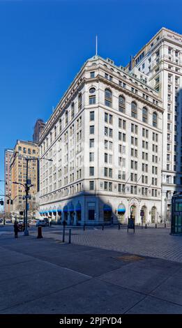 Der One Broadway, einst Anker der Steamship Row, ist eine weiße Kalksteinhülle, die ein rotes Backsteingebäude im Queen Anne Stil darunter verbirgt. Stockfoto