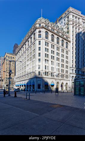 Der One Broadway, einst Anker der Steamship Row, ist eine weiße Kalksteinhülle, die ein rotes Backsteingebäude im Queen Anne Stil darunter verbirgt. Stockfoto