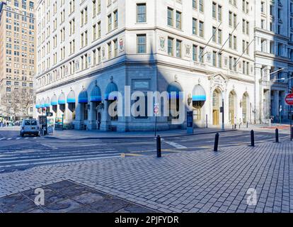 Der One Broadway, einst Anker der Steamship Row, ist eine weiße Kalksteinhülle, die ein rotes Backsteingebäude im Queen Anne Stil darunter verbirgt. Stockfoto