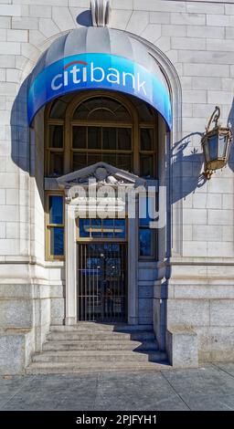 Der One Broadway, einst Anker der Steamship Row, ist eine weiße Kalksteinhülle, die ein rotes Backsteingebäude im Queen Anne Stil darunter verbirgt. Stockfoto