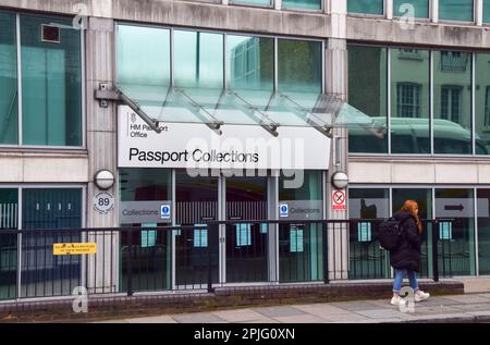 London, Großbritannien. 02. April 2023. Eine Frau geht am Passbüro in London vorbei. Die Mitarbeiter des Passamts werden ab dem 3. April fünf Wochen lang streiken. Die Mitarbeiter des Passamts werden ab dem 3. April fünf Wochen lang streiken. (Foto: Vuk Valcic/SOPA Images/Sipa USA) Guthaben: SIPA USA/Alamy Live News Stockfoto