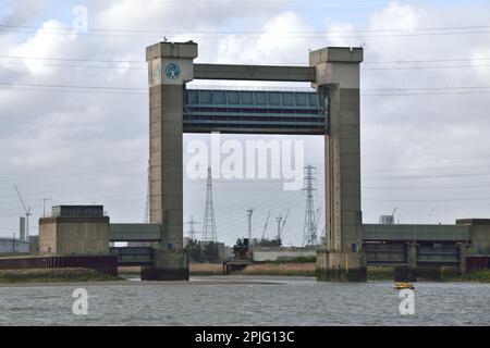 Die Barking Creek Barrier ist ein Hochwassertor am Barking Creek, das zum Schutz des Flusses Roding und Barking vor der Überschwemmung der Themse verwendet wird Stockfoto