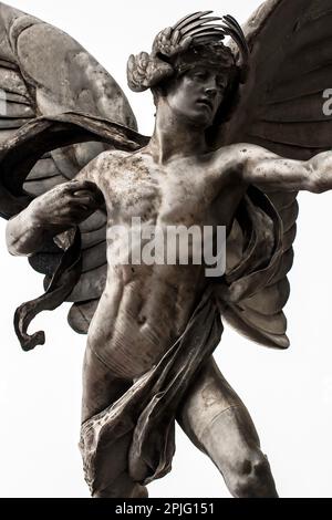 Die Statue von Anteros am Shaftesbury Memorial Fountain (populär, aber fälschlicherweise als Eros bekannt) am Piccadilly Circus. Stockfoto