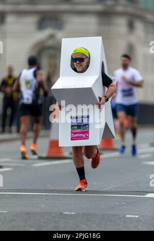 London, Großbritannien, 2. April 2023. Läufer nehmen am London Landmarks Half Marathon Teil. Der London Landmarks Half Marathon ist eine geschlossene Straße, Central London Run und ist der einzige Halbmarathon, der sowohl die City of London als auch die City of Westminster Credit Richard Lincoln/Alamy Live News durchläuft Stockfoto