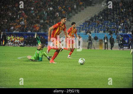 Rades, Tunis, Tunesien. 2. April 2023. Mohamed Aly ben Hamouda (27) von EST während des Spiels Esperance Sportive de Tunis( EST) vs CR Belouizdad (CRB) aus Algerien, wobei der 6. Tag der Gruppe D der African Champions League im Rades-Stadion gezählt wird. (Kreditbild: © Chohei Mahjoub/ZUMA Press Wire) NUR REDAKTIONELLE VERWENDUNG! Nicht für den kommerziellen GEBRAUCH! Stockfoto