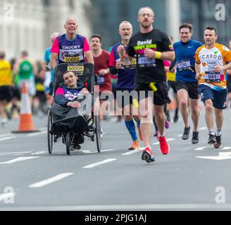 London, Großbritannien, 2. April 2023. Läufer nehmen am London Landmarks Half Marathon Teil. Der London Landmarks Half Marathon ist eine geschlossene Straße, Central London Run und ist der einzige Halbmarathon, der sowohl die City of London als auch die City of Westminster Credit Richard Lincoln/Alamy Live News durchläuft Stockfoto