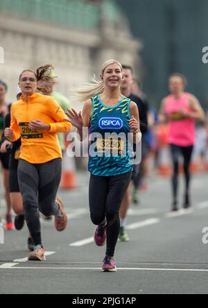 London, Großbritannien, 2. April 2023. Läufer nehmen am London Landmarks Half Marathon Teil. Der London Landmarks Half Marathon ist eine geschlossene Straße, Central London Run und ist der einzige Halbmarathon, der sowohl die City of London als auch die City of Westminster Credit Richard Lincoln/Alamy Live News durchläuft Stockfoto