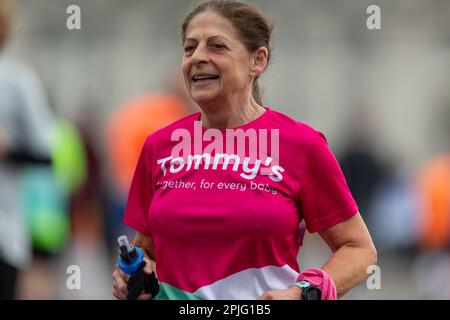 London, Großbritannien, 2. April 2023. Läufer nehmen am London Landmarks Half Marathon Teil. Der London Landmarks Half Marathon ist eine geschlossene Straße, Central London Run und ist der einzige Halbmarathon, der sowohl die City of London als auch die City of Westminster Credit Richard Lincoln/Alamy Live News durchläuft Stockfoto