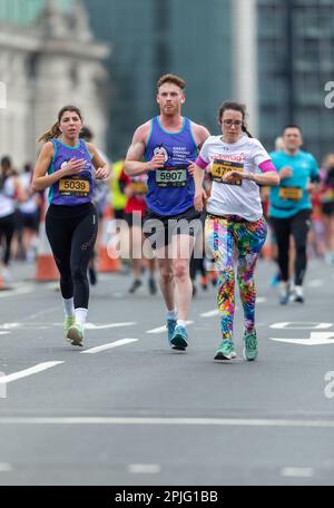 London, Großbritannien, 2. April 2023. Läufer nehmen am London Landmarks Half Marathon Teil. Der London Landmarks Half Marathon ist eine geschlossene Straße, Central London Run und ist der einzige Halbmarathon, der sowohl die City of London als auch die City of Westminster Credit Richard Lincoln/Alamy Live News durchläuft Stockfoto