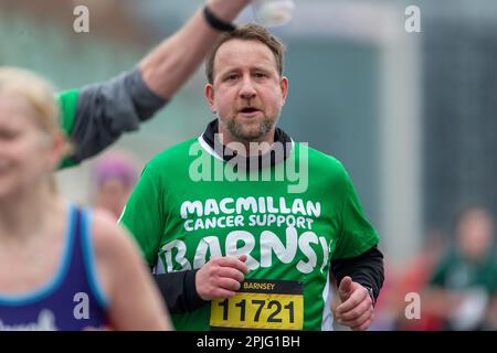 London, Großbritannien, 2. April 2023. Läufer nehmen am London Landmarks Half Marathon Teil. Der London Landmarks Half Marathon ist eine geschlossene Straße, Central London Run und ist der einzige Halbmarathon, der sowohl die City of London als auch die City of Westminster Credit Richard Lincoln/Alamy Live News durchläuft Stockfoto