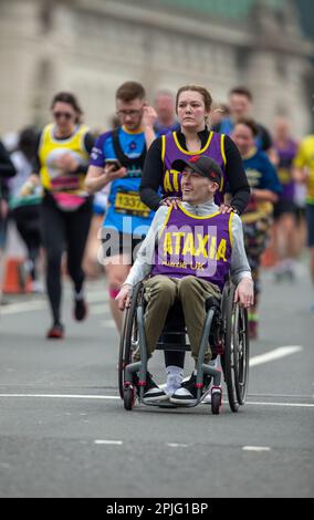 London, Großbritannien, 2. April 2023. Läufer nehmen am London Landmarks Half Marathon Teil. Der London Landmarks Half Marathon ist eine geschlossene Straße, Central London Run und ist der einzige Halbmarathon, der sowohl die City of London als auch die City of Westminster Credit Richard Lincoln/Alamy Live News durchläuft Stockfoto