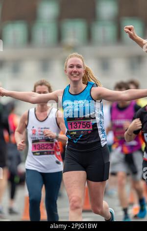 London, Großbritannien, 2. April 2023. Läufer nehmen am London Landmarks Half Marathon Teil. Der London Landmarks Half Marathon ist eine geschlossene Straße, Central London Run und ist der einzige Halbmarathon, der sowohl die City of London als auch die City of Westminster Credit Richard Lincoln/Alamy Live News durchläuft Stockfoto