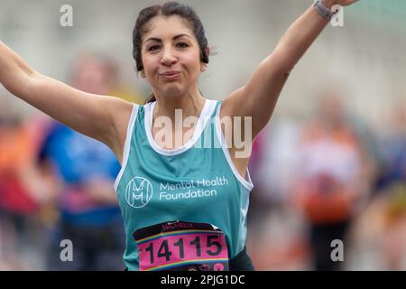 London, Großbritannien, 2. April 2023. Läufer nehmen am London Landmarks Half Marathon Teil. Der London Landmarks Half Marathon ist eine geschlossene Straße, Central London Run und ist der einzige Halbmarathon, der sowohl die City of London als auch die City of Westminster Credit Richard Lincoln/Alamy Live News durchläuft Stockfoto