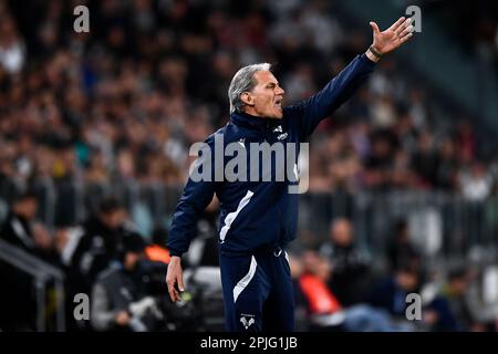 Turin, Italien. 01. April 2023 Marco Zaffaroni, Cheftrainer des FC Hellas Verona, zeigt während des Fußballspiels der Serie A zwischen dem FC Juventus und dem FC Hellas Verona Gesten. Kredit: Nicolò Campo/Alamy Live News Stockfoto