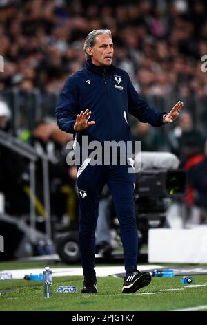 Turin, Italien. 01. April 2023 Marco Zaffaroni, Cheftrainer des FC Hellas Verona, zeigt während des Fußballspiels der Serie A zwischen dem FC Juventus und dem FC Hellas Verona Gesten. Kredit: Nicolò Campo/Alamy Live News Stockfoto