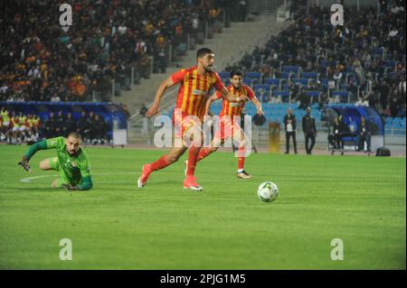 Rades, Tunis, Tunesien. 2. April 2023. Mohamed Aly ben Hamouda (27) von EST während des Spiels Esperance Sportive de Tunis( EST) vs CR Belouizdad (CRB) aus Algerien, wobei der 6. Tag der Gruppe D der African Champions League im Rades-Stadion gezählt wird. (Kreditbild: © Chohei Mahjoub/ZUMA Press Wire) NUR REDAKTIONELLE VERWENDUNG! Nicht für den kommerziellen GEBRAUCH! Stockfoto