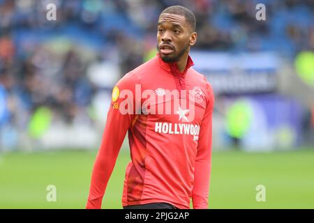 Ivan Toney wärmt sich für den FC Brentford vor dem Spiel gegen Brighton & Hove Albion im AMEX-Stadion auf Stockfoto