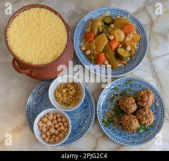 Tunesische Dishe kulinarisches Stillleben. Fleischklößchen-Couscous Stockfoto