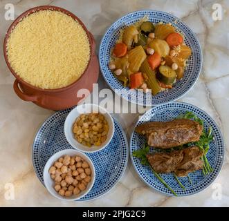Tunesische Dishe kulinarisches Stillleben. Rindfleisch-Couscous Stockfoto