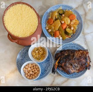 Tunesische Dishe kulinarisches Stillleben. Mechoui Couscous Stockfoto