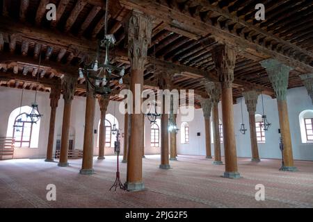 Afyon, Türkei - 26. April 2019: Innenraum der Großen Moschee von Afyonkarahisar Ulu Cami. Antike hölzerne Moscheen in Afyon Stadt, Türkei Stockfoto