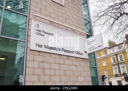 London, Großbritannien. 2. April 2023. Allgemeiner Blick auf das Eingangsschild am Passbüro in London. Die Mitarbeiter des Passamts werden ab dem 3. April fünf Wochen lang streiken. (Kreditbild: © Vuk Valcic/SOPA Images via ZUMA Press Wire) NUR REDAKTIONELLE VERWENDUNG! Nicht für den kommerziellen GEBRAUCH! Stockfoto