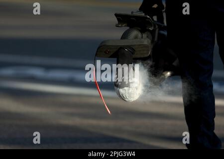 Melbourne, Australien. 02. April 2023. 2. April 2023, Albert Park, Melbourne, FORMEL 1 ROLEX AUSTRALIAN GRAND PRIX 2023 Mechanic mit Trockeneis. dpa/Alamy Live News Stockfoto