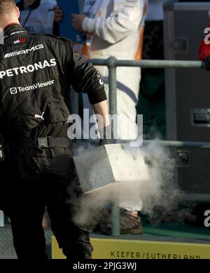 Melbourne, Australien. 02. April 2023. 2. April 2023, Albert Park, Melbourne, FORMEL 1 ROLEX AUSTRALIAN GRAND PRIX 2023 Mechanic mit Trockeneis. dpa/Alamy Live News Stockfoto