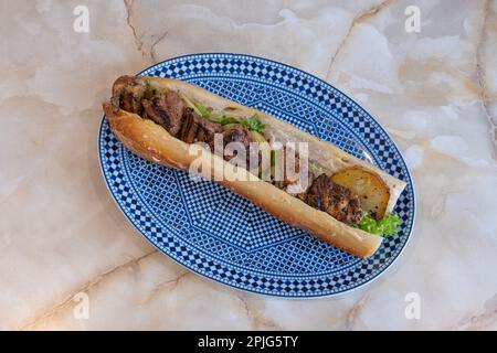 Tunesische Dishe kulinarisches Stillleben. Sandwichspieß Stockfoto