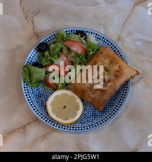 Tunesische Dishe kulinarisches Stillleben. Backsteinsalat Stockfoto