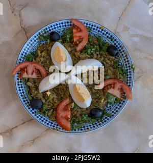 Tunesische Dishe kulinarisches Stillleben. Mechouia-Salat Stockfoto