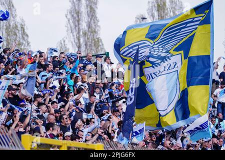 Monza, Italie. 02. April 2023. SS Lazio-Fans während der italienischen Meisterschaft Serie Ein Fußballspiel zwischen AC Monza und SS Lazio am 2. April 2023 im U-Power Stadium in Monza, Italien - Photo Morgese-Rossini/DPPI Credit: DPPI Media/Alamy Live News Stockfoto