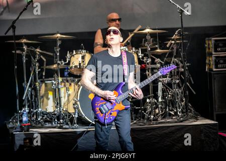 Oslo, Norwegen. 01. April 2023. Der amerikanische Musiker, Komponist und Gitarrist Joe Satriani führt ein Livekonzert im Sentrum Scene in Oslo auf. (Foto: Gonzales Photo/Alamy Live News Stockfoto