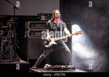 Oslo, Norwegen. 01. April 2023. Bassspieler Bryan Beller tritt live mit dem amerikanischen Gitarrist Joe Satriani in Sentrum Scene in Oslo auf. (Foto: Gonzales Photo/Alamy Live News Stockfoto