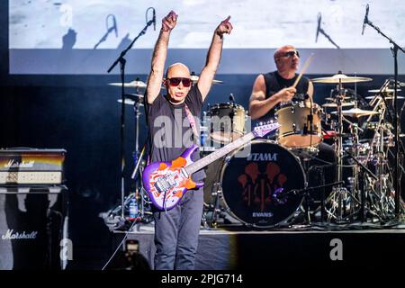 Oslo, Norwegen. 01. April 2023. Der amerikanische Musiker, Komponist und Gitarrist Joe Satriani führt ein Livekonzert im Sentrum Scene in Oslo auf. (Foto: Gonzales Photo/Alamy Live News Stockfoto