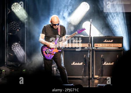 Oslo, Norwegen. 01. April 2023. Der amerikanische Musiker, Komponist und Gitarrist Joe Satriani führt ein Livekonzert im Sentrum Scene in Oslo auf. (Foto: Gonzales Photo/Alamy Live News Stockfoto