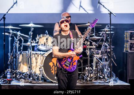 Oslo, Norwegen. 01. April 2023. Der amerikanische Musiker, Komponist und Gitarrist Joe Satriani führt ein Livekonzert im Sentrum Scene in Oslo auf. (Foto: Gonzales Photo/Alamy Live News Stockfoto