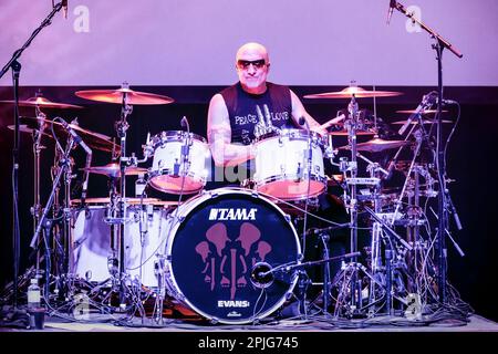 Oslo, Norwegen. 01. April 2023. Drummer Kenny Aronoff tritt live mit dem amerikanischen Gitarrist Joe Satriani in Sentrum Scene in Oslo auf. (Foto: Gonzales Photo/Alamy Live News Stockfoto