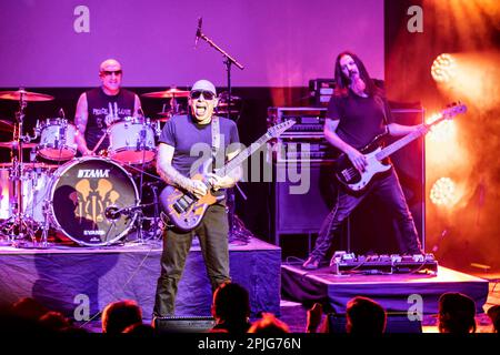 Oslo, Norwegen. 01. April 2023. Der amerikanische Musiker, Komponist und Gitarrist Joe Satriani führt ein Livekonzert im Sentrum Scene in Oslo auf. (Foto: Gonzales Photo/Alamy Live News Stockfoto