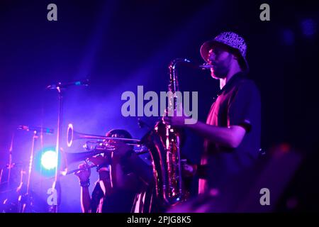 Mexiko-Stadt, Mexiko. 01. April 2023. 01. April 2023 in Mexiko-Stadt, Mexiko: Saxophonist Sergey Nekhoroshev von Lollypop LKW, die Ska- und Reggae-Band aus Jekaterinburg, Russland, tritt auf dem Indie Rocks Forum in Mexiko-Stadt auf. Am 01. April 2023 in Mexico City, Mexiko. (Foto: Carlos Santiago/Eyepix Group) (Foto: Eyepix/NurPhoto)0 Kredit: NurPhoto SRL/Alamy Live News Stockfoto