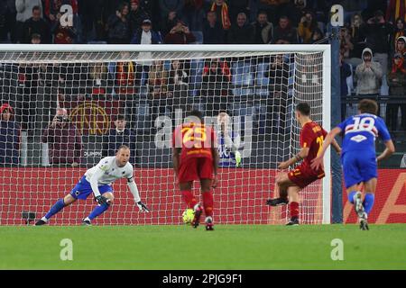 Rom, Italie. 02. April 2023. Paulo Dybala of Roma erzielt am 2. April 2023 im Stadio Olimpico in Rom, Italien, bei der italienischen Meisterschaft Serie A ein 2-0-Tor durch Elfmeterschießen zwischen AS Roma und UC Sampdoria – Photo Federico Proietti/DPPI Credit: DPPI Media/Alamy Live News Stockfoto