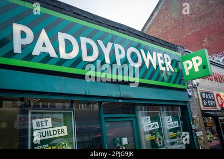 Außenbeschilderung für London-Paddy Power, ein irischer Buchmacher mit vielen Wettgeschäften in ganz Großbritannien. Stockfoto