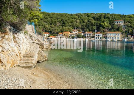 Kleiner Strand im malerischen Fischerdorf Kioni auf der Insel Ithaca, Griechenland Stockfoto