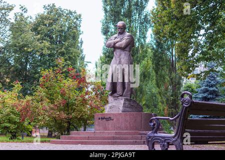 Minsk, Belarus - 01. August 2015: Denkmal für Taras Schewtschenko in der Nähe der ukrainischen Botschaft in Belarus Stockfoto