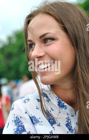 Cherkasy, Ukraine - 31. Mai 2014. Glückliches, unbekanntes ukrainisches Mädchen nimmt an der Parade Teil Stockfoto