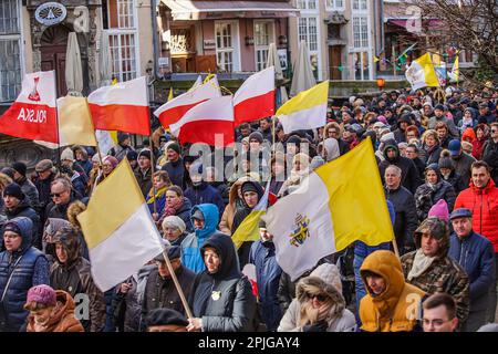 Danzig, Polen, April 2. 2023 mehrere hundert Menschen mit Porträts von Johannes Paul II. Und Flaggen des Vatikans gingen in das sogenannte. Papstmarsch zur Verteidigung von Papst Johannes Paul II. Am 2. April 2023 in Danzig, Polen. Die Teilnehmer des marsches sind hauptsächlich Rentner und ältere Menschen, inspiriert von katholischen Priestern und Politikern der herrschenden rechtsgerichteten Koalition. Der marsch wurde nach einem hochrangigen TVN-Bericht organisiert, der enthüllte, dass der Papst über Pädophilie in der katholischen Kirche Bescheid wusste und aktiv dazu beitrug, sie zu verbergen, einschließlich der Überstellung von Priestern, die der Pädophilie verdächtigt werden, in andere Gemeinden. Cre Stockfoto