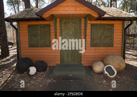 Riesige Sommertreffel- und Erdballskulptur, Sękocin Stary, Gmina Raszyn, im Bezirk Pruszków, Woiwodschaft Masowien, Polen Stockfoto