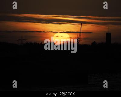 Sheerness, Kent, Großbritannien. 2. April 2023. Wetter im Vereinigten Königreich: Sonnenuntergang in Sheerness, Kent. Kredit: James Bell/Alamy Live News Stockfoto